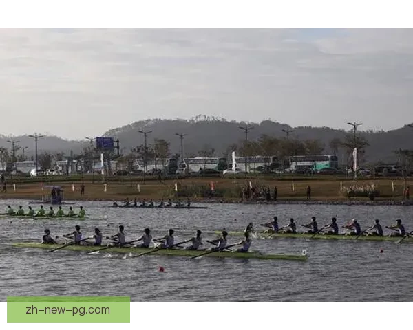 高校赛艇邀请赛：激情碰撞，搏击湖水